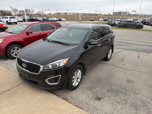 Used 2017 Kia Sorento LX image 2