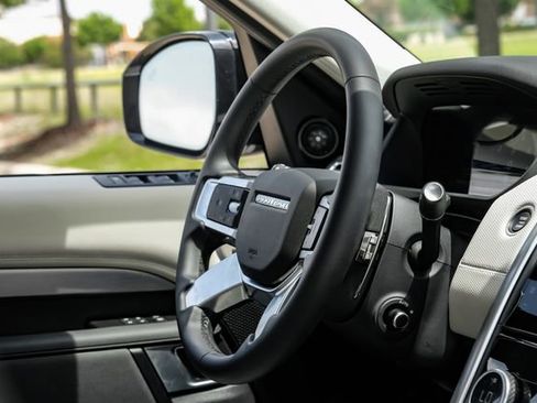 Used 2025 Land Rover Discovery Dynamic SE AWD/4WD image 18