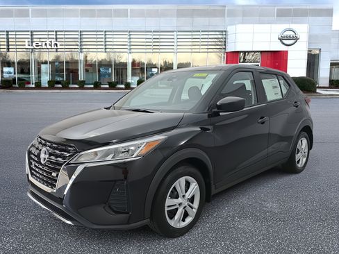 New 2025 Nissan Kicks Play S image 1