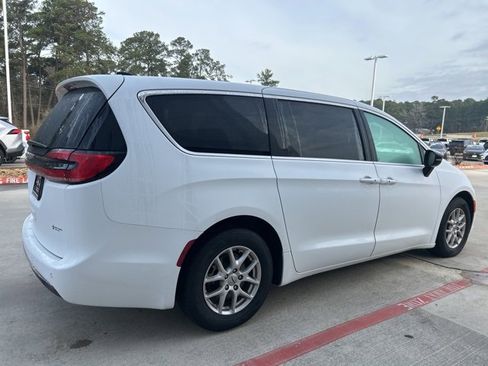 Used 2024 Chrysler Pacifica Touring-L image 4