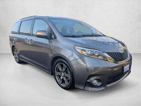 Used 2017 Toyota Sienna SE Premium image 3