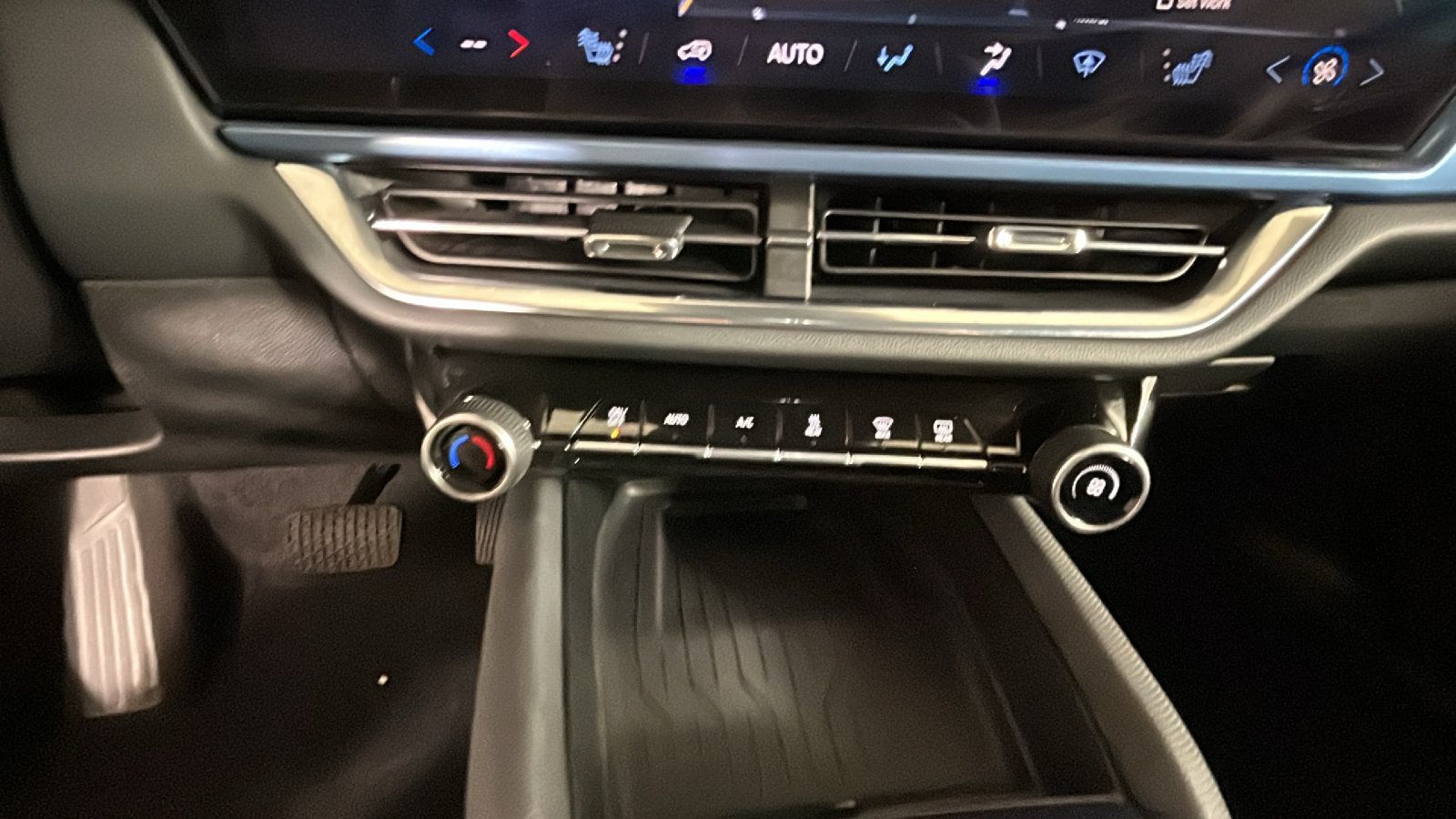 Used 2024 Chevrolet Equinox EV LT FWD image 25