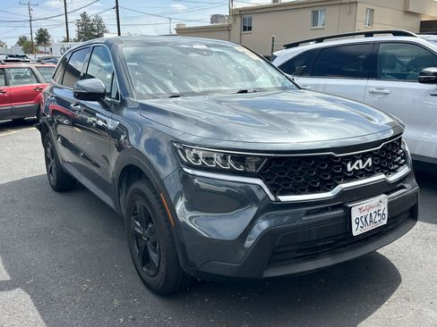 Used 2023 Kia Sorento LX image 2
