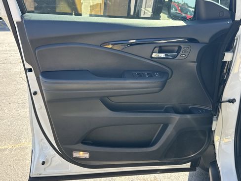 Used 2022 Honda Pilot Touring image 11