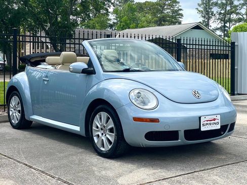 Used 2010 Volkswagen Beetle Convertible image 3