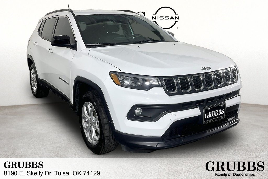 Used 2024 Jeep Compass Latitude AWD/4WD image 1