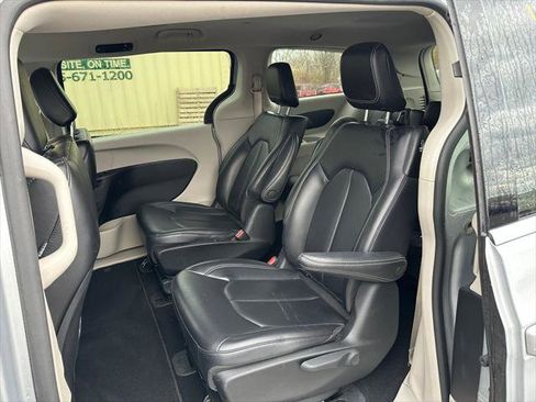 Certified 2023 Chrysler Pacifica Touring-L FWD image 18