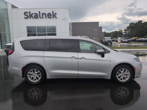 Used 2023 Chrysler Pacifica Touring-L FWD image 8