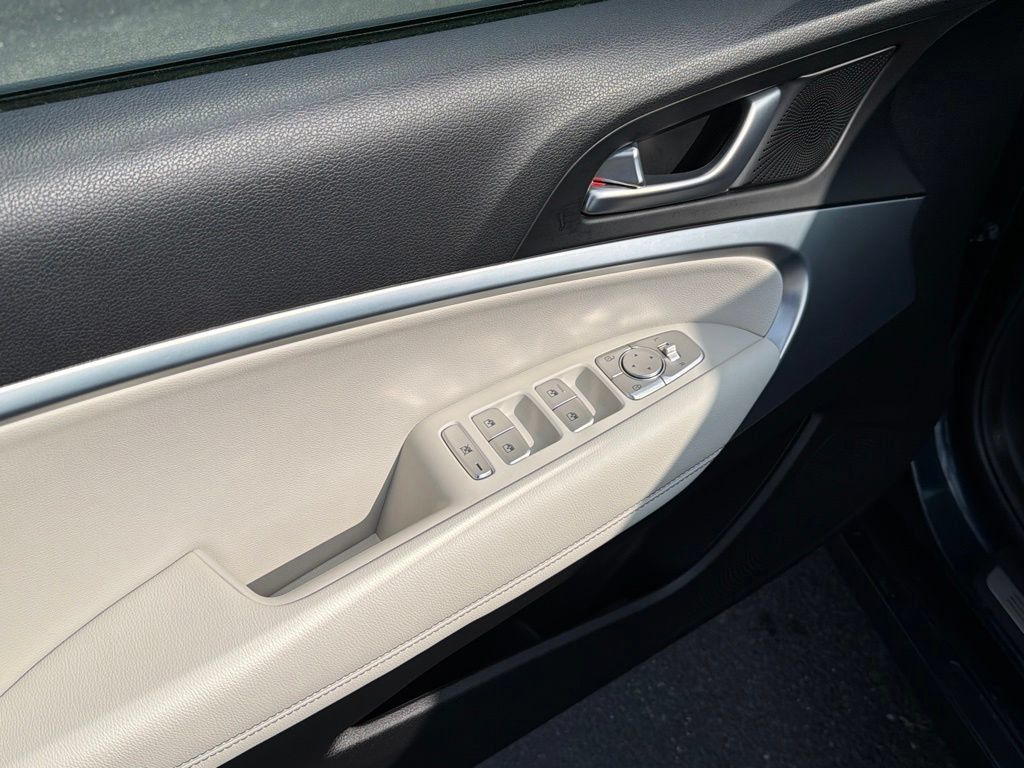 Used 2025 Genesis G70 2.5T AWD/4WD image 12