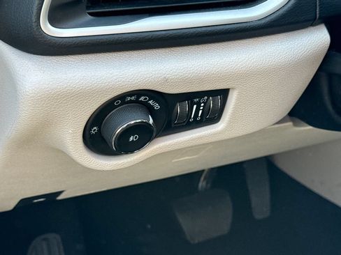 Used 2023 Chrysler Pacifica Touring-L FWD image 23