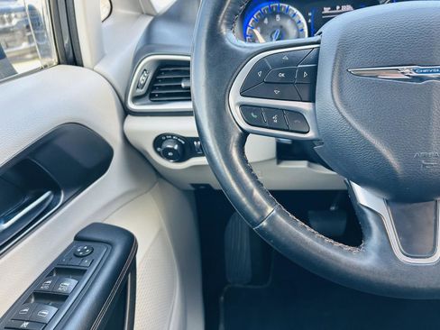 Used 2020 Chrysler Pacifica Touring w/ Cold Weather Group image 15