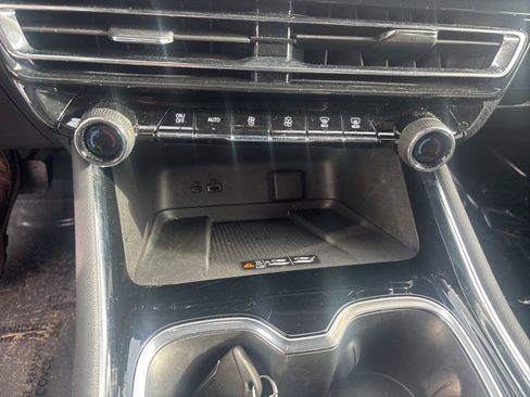 Used 2025 Chevrolet Traverse LT image 17