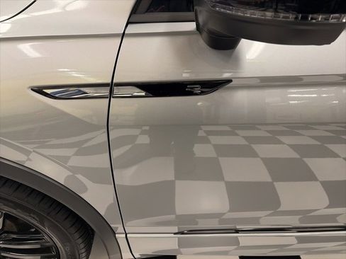 Certified 2022 Volkswagen Tiguan SE R-Line image 5