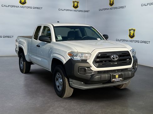 Used 2017 Toyota Tacoma SR image 7