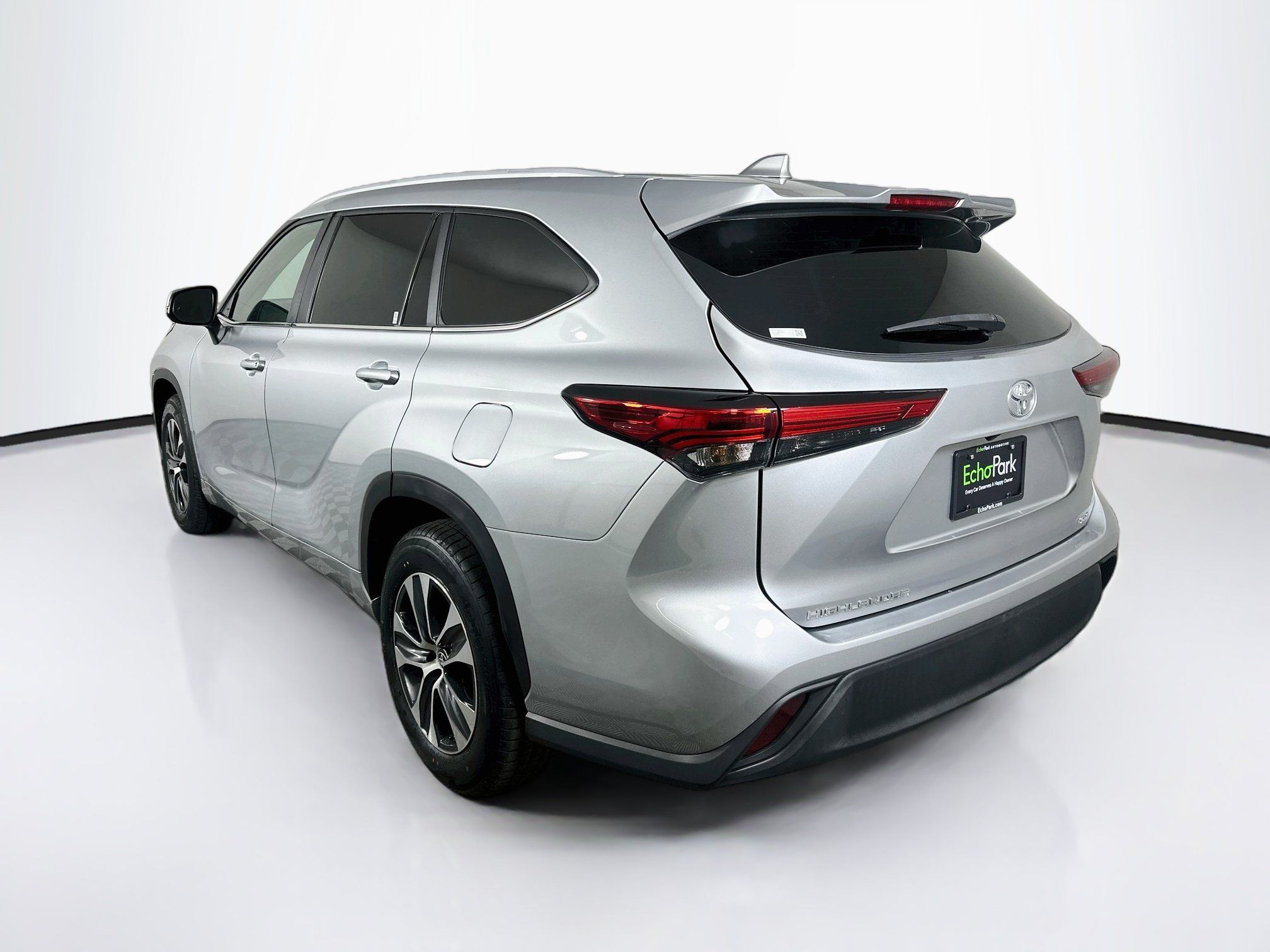 Used 2023 Toyota Highlander XLE FWD image 5