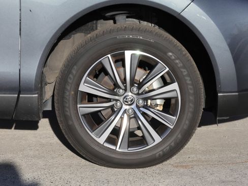 Used 2022 Toyota Venza LE image 11