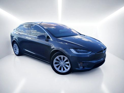 Used 2018 Tesla Model X 75D AWD/4WD image 2