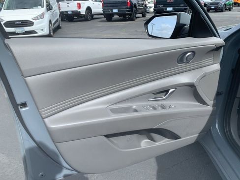 Used 2023 Hyundai Elantra SEL w/ Convenience Package image 9