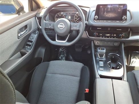 Used 2023 Nissan Rogue SV image 5