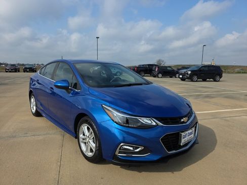 Used 2017 Chevrolet Cruze LT w/ Convenience Package image 3