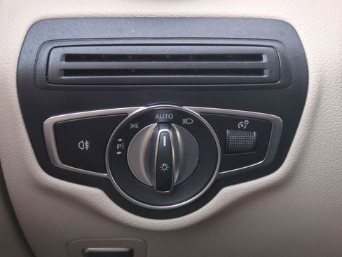 Used 2018 Mercedes-Benz GLC 300 4MATIC image 17