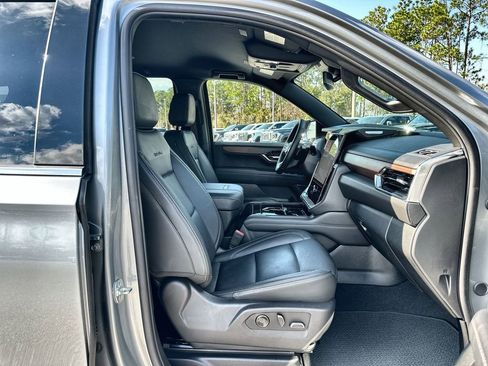 Used 2025 GMC Yukon Denali image 27