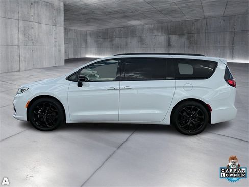 Certified 2025 Chrysler Pacifica Limited image 3