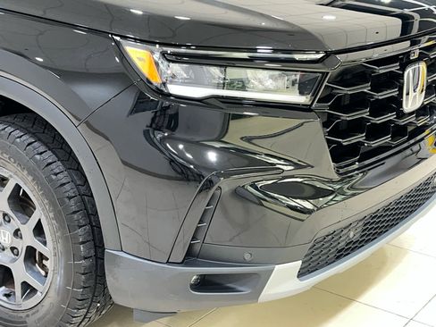 Used 2025 Honda Pilot TrailSport image 2