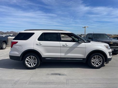 Used 2017 Ford Explorer XLT w/ Equipment Group 202A image 3