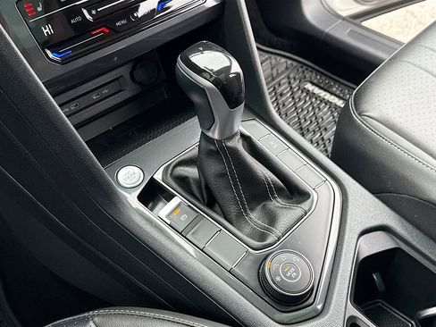 Used 2022 Volkswagen Tiguan SE w/ Panoramic Sunroof Package image 11