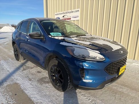 Used 2022 Ford Escape SE w/ Cold Weather Package image 2