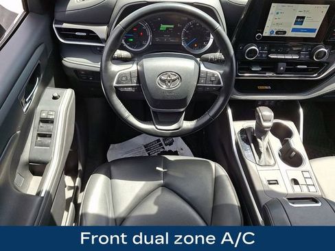 Used 2024 Toyota Highlander XLE AWD/4WD image 3