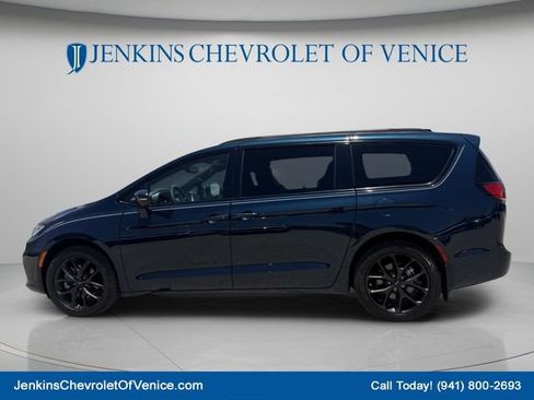 Used 2022 Chrysler Pacifica Touring-L w/ Uconnect Theater Family Group AWD/4WD image 9