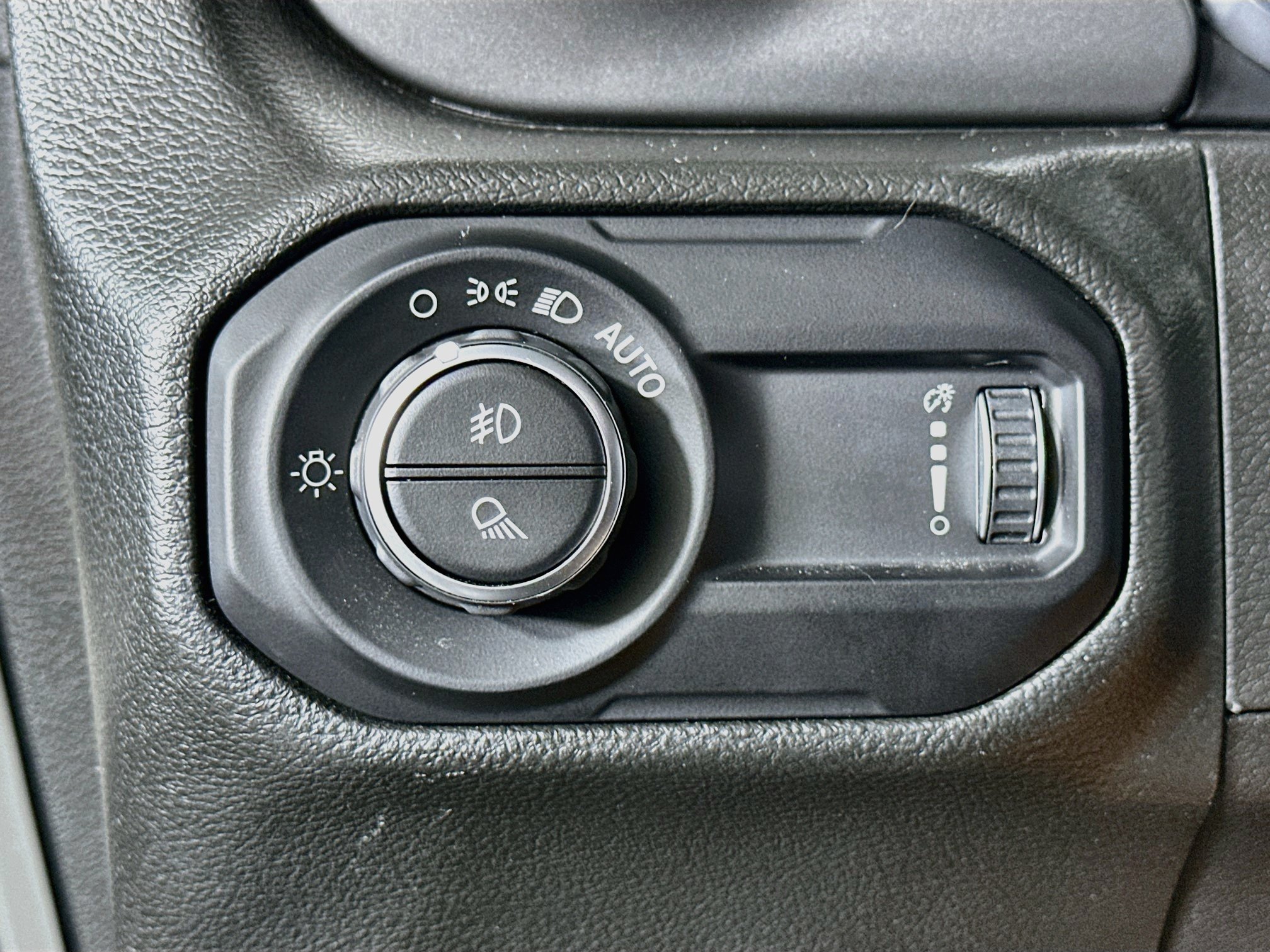 Used 2023 Jeep Gladiator Sport AWD/4WD image 17
