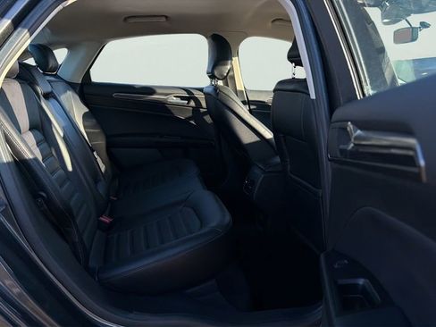 Used 2017 Ford Fusion SE w/ Fusion SE Technology Package image 11