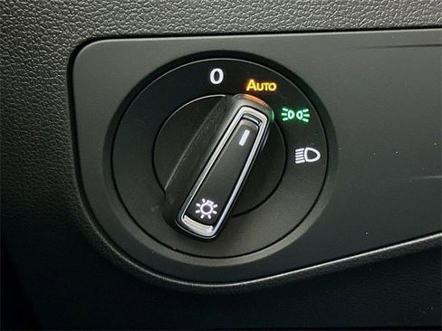 Used 2024 Volkswagen Tiguan SE image 10