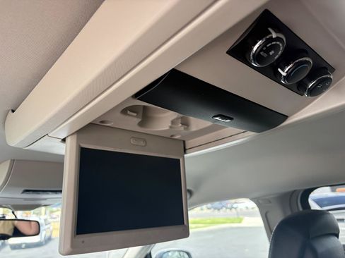 Used 2014 Chrysler Town & Country Touring FWD image 10