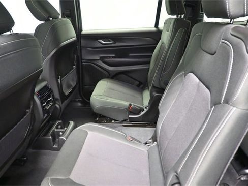 Used 2025 Jeep Grand Cherokee L Laredo image 11