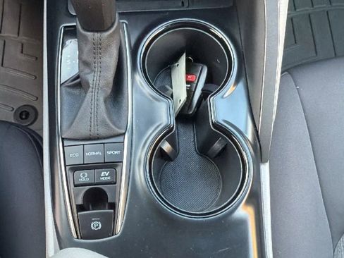 Used 2020 Toyota Camry LE image 20