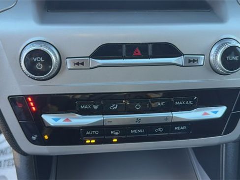 Certified 2022 Ford Explorer XLT w/ Equipment Group 202A image 25