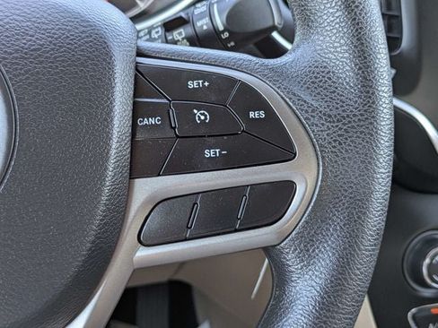 Used 2019 Jeep Cherokee Latitude w/ Popular Appearance Group FWD image 24
