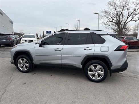 Used 2021 Toyota RAV4 XLE Premium image 8