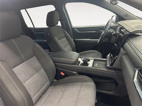 Used 2025 GMC Acadia Elevation image 15