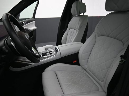Used 2025 BMW X7 xDrive40i w/ Premium Package image 11