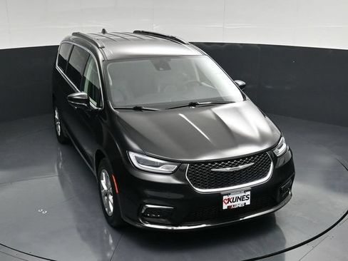 Certified 2022 Chrysler Pacifica Touring-L AWD/4WD image 52