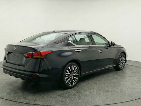 Used 2025 Nissan Altima 2.5 SV image 9