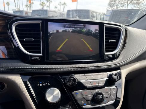 Used 2023 Chrysler Pacifica Limited FWD image 29