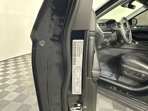 Certified 2025 Jeep Grand Cherokee Altitude AWD/4WD image 37