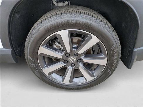 Used 2025 Honda Pilot Touring image 9