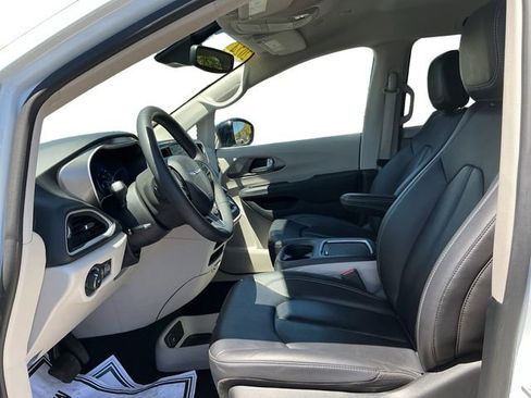 Used 2024 Chrysler Pacifica Touring-L FWD image 25